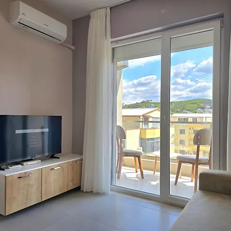 Apartment By The Sea In 095 *