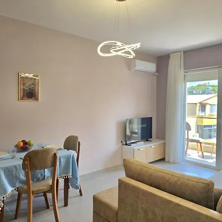 Apartment By The Sea In 095 *